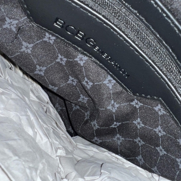 BCBGeneration crossbody & shoulder bag white with black strap, chain & zippers. - Picture 4 of 5